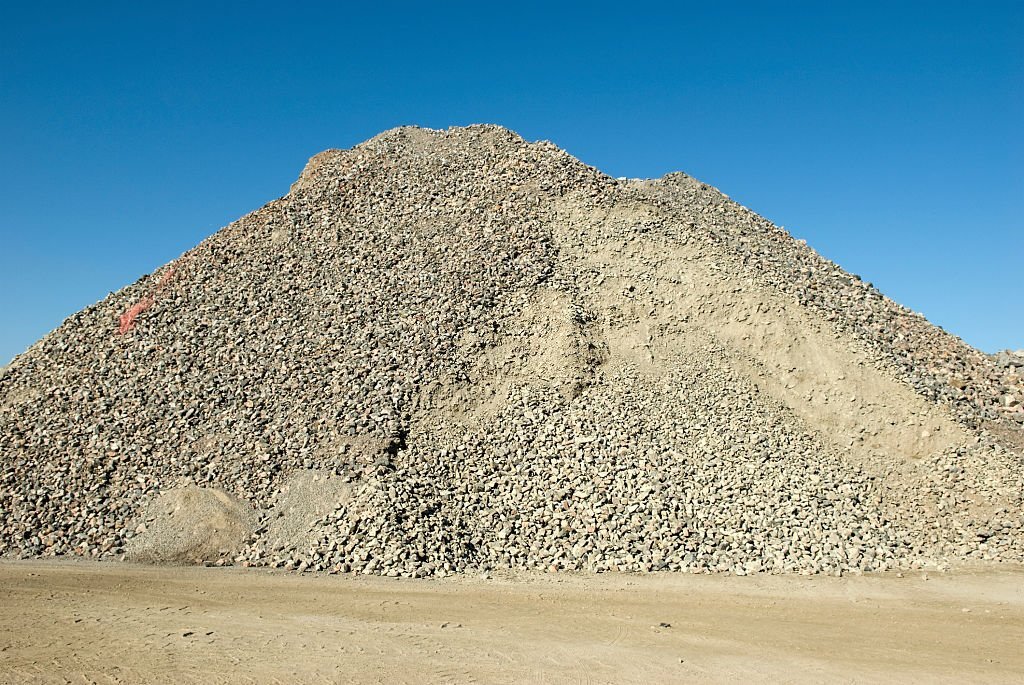 Гора гравия с песком