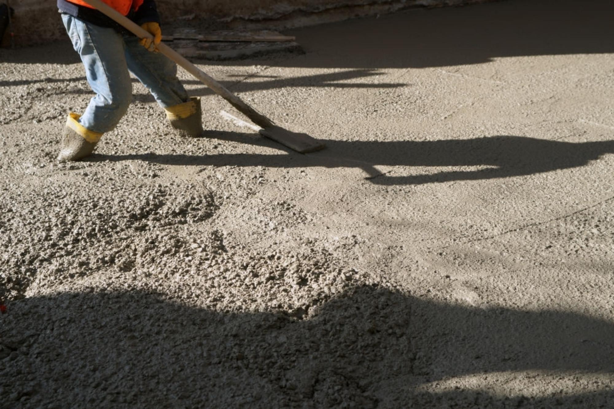 Заливка фундаментной плиты тяжелым бетоном