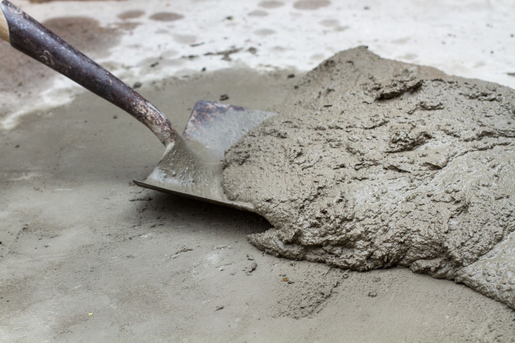 лопата с бетонным раствором