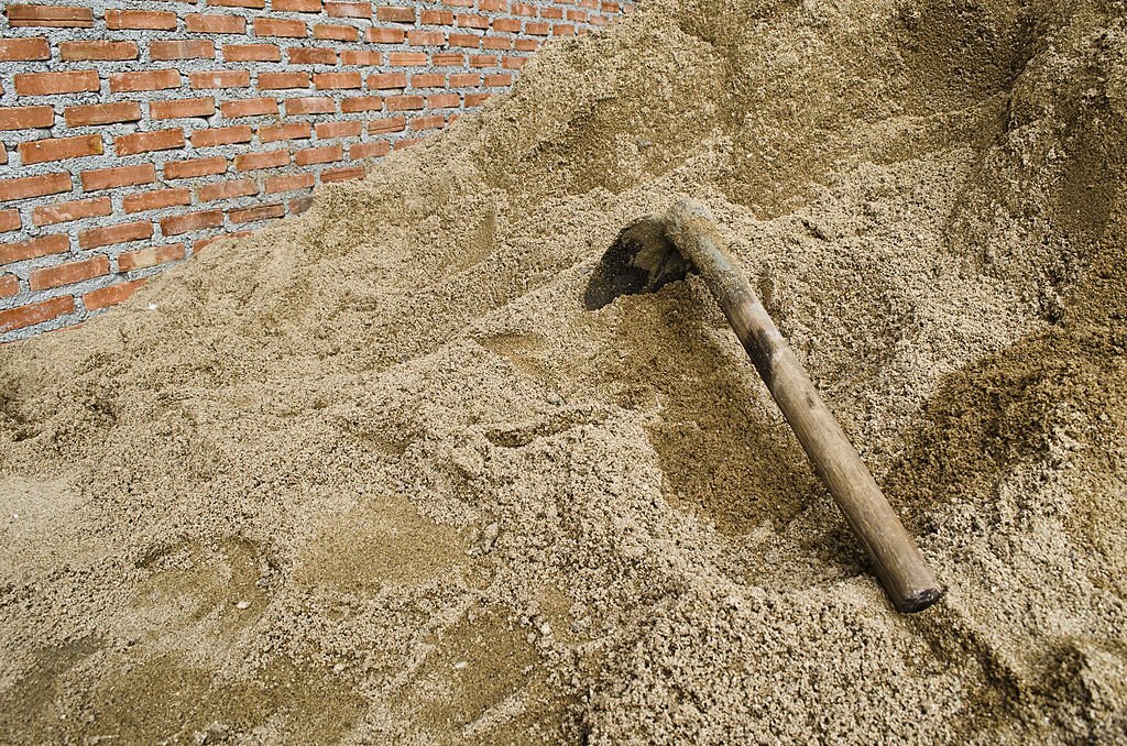 Мытый песок карьерный на перевалочной базе в Москве