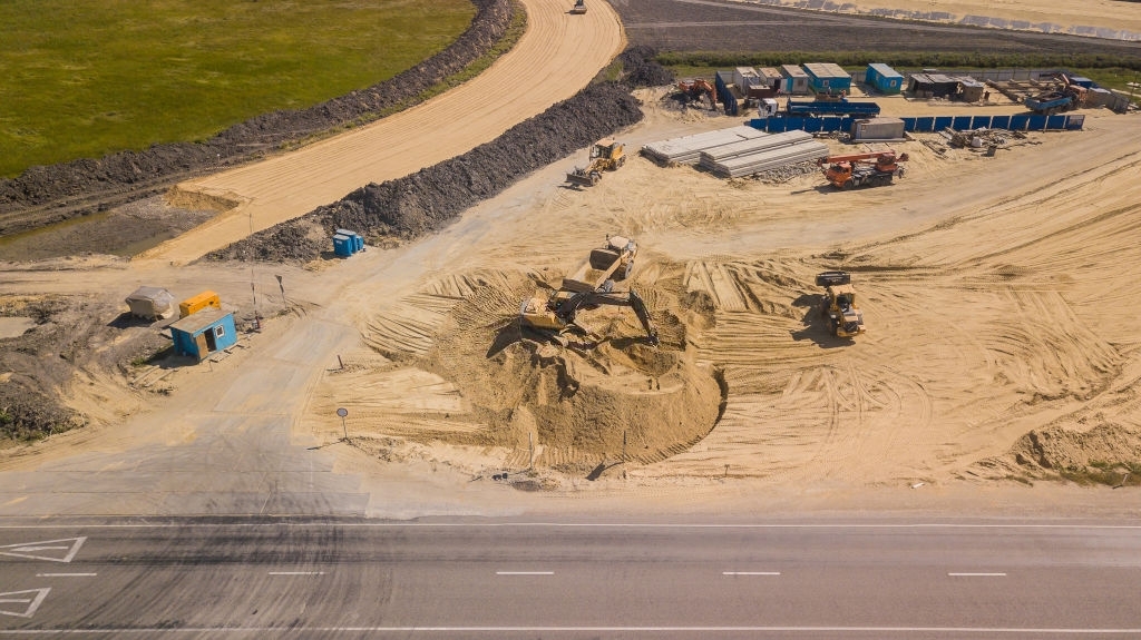 Строительство дорожной развязки песком и щебнем