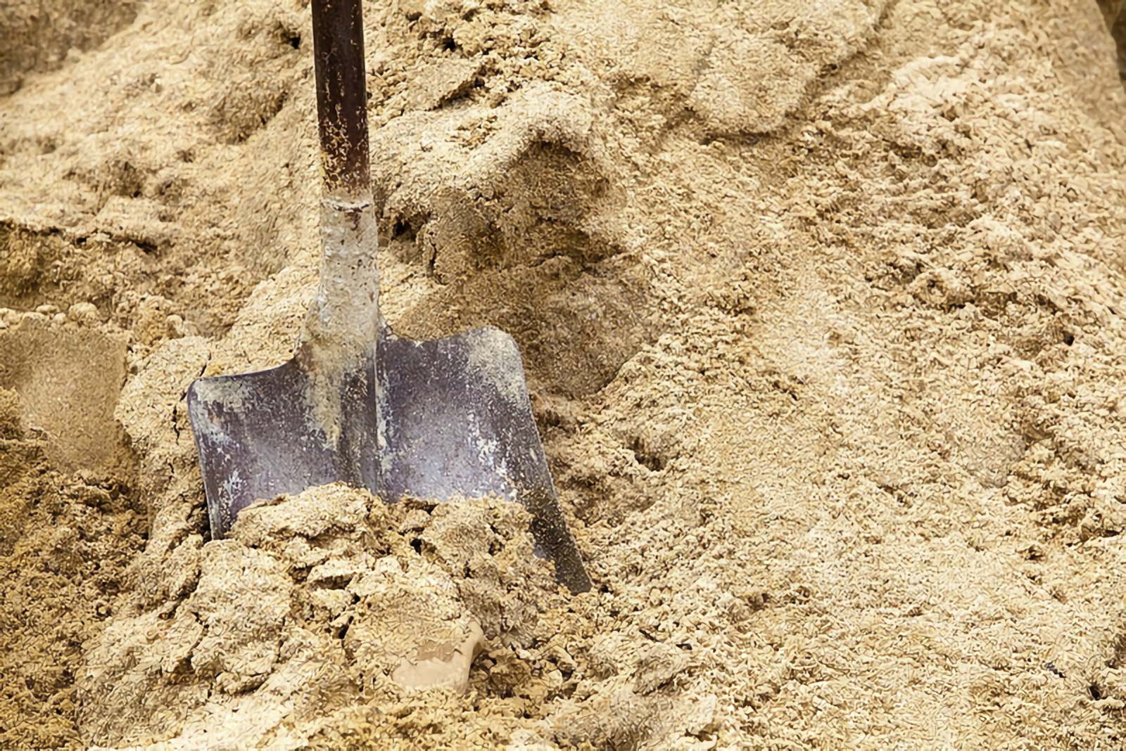 лопата в песке