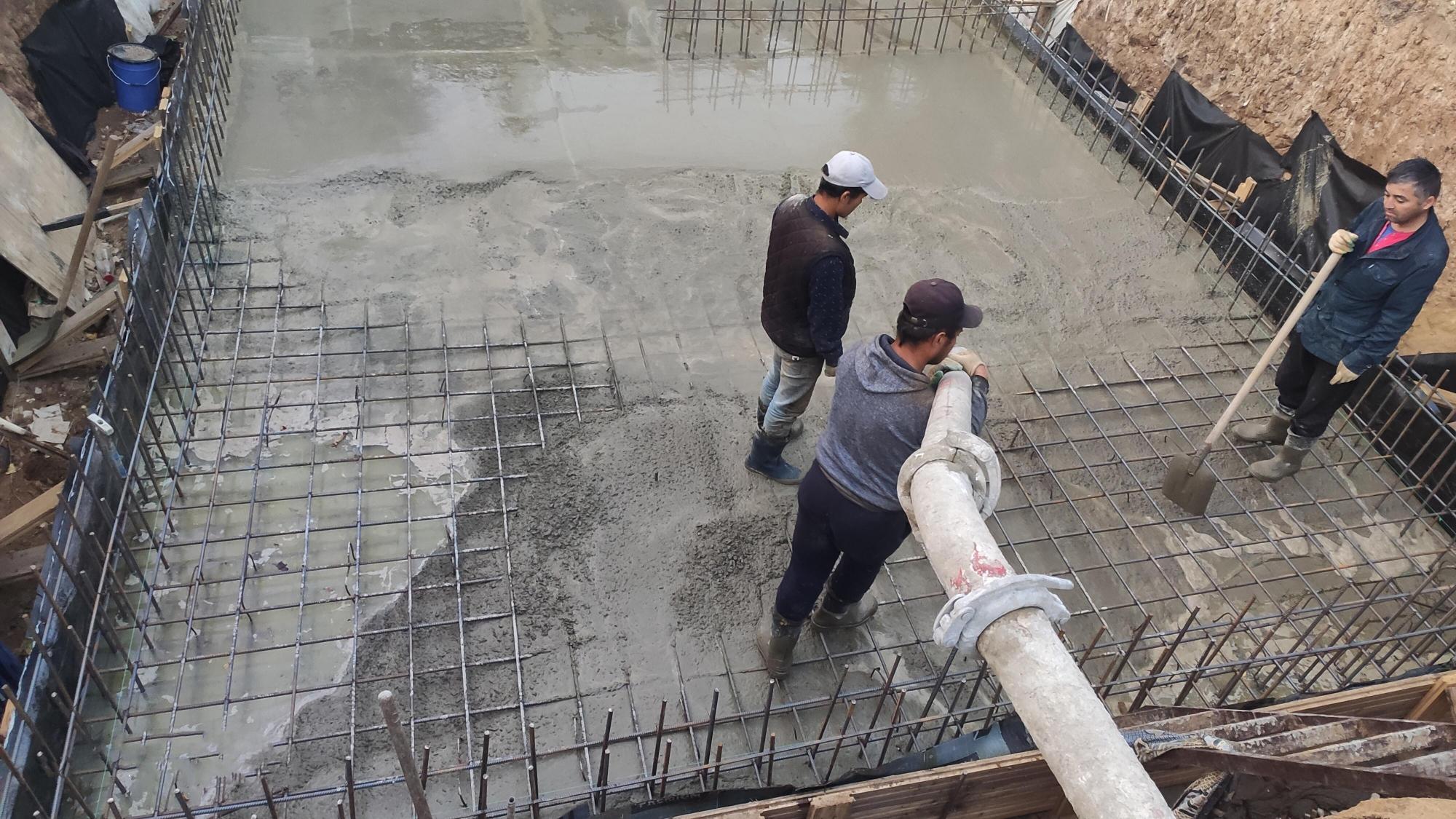 Доставка гранитного бетона В30 линейным бетононасосом