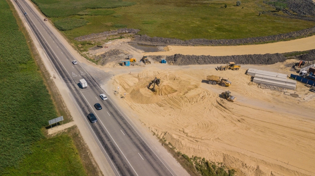Строительство дороги: отсыпка песком и щебнем