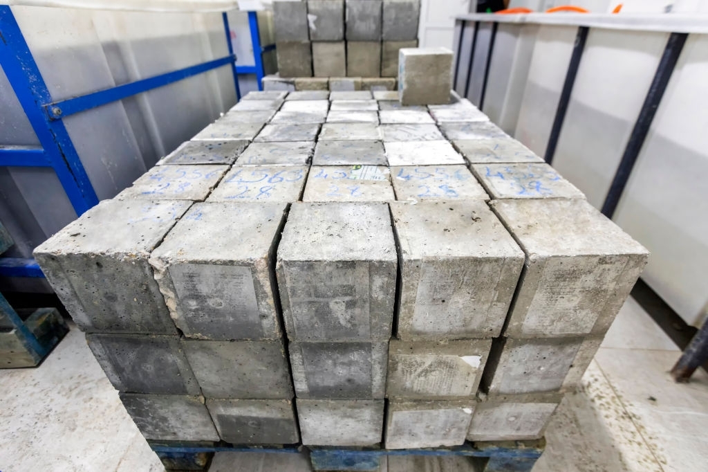 кубики бетона