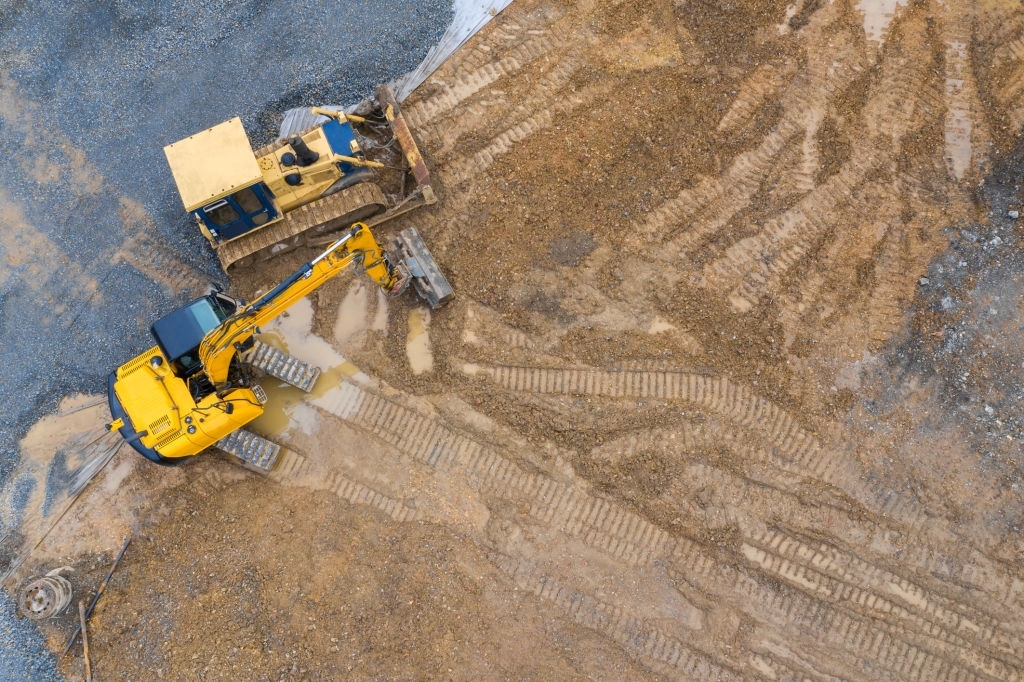 Строительная техника отсыпает дорогу песчано-гравийным щебнем ПГС