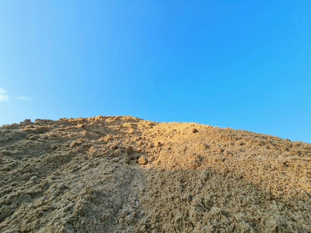 Мытый песок насыпью 10 метров кубических строительный