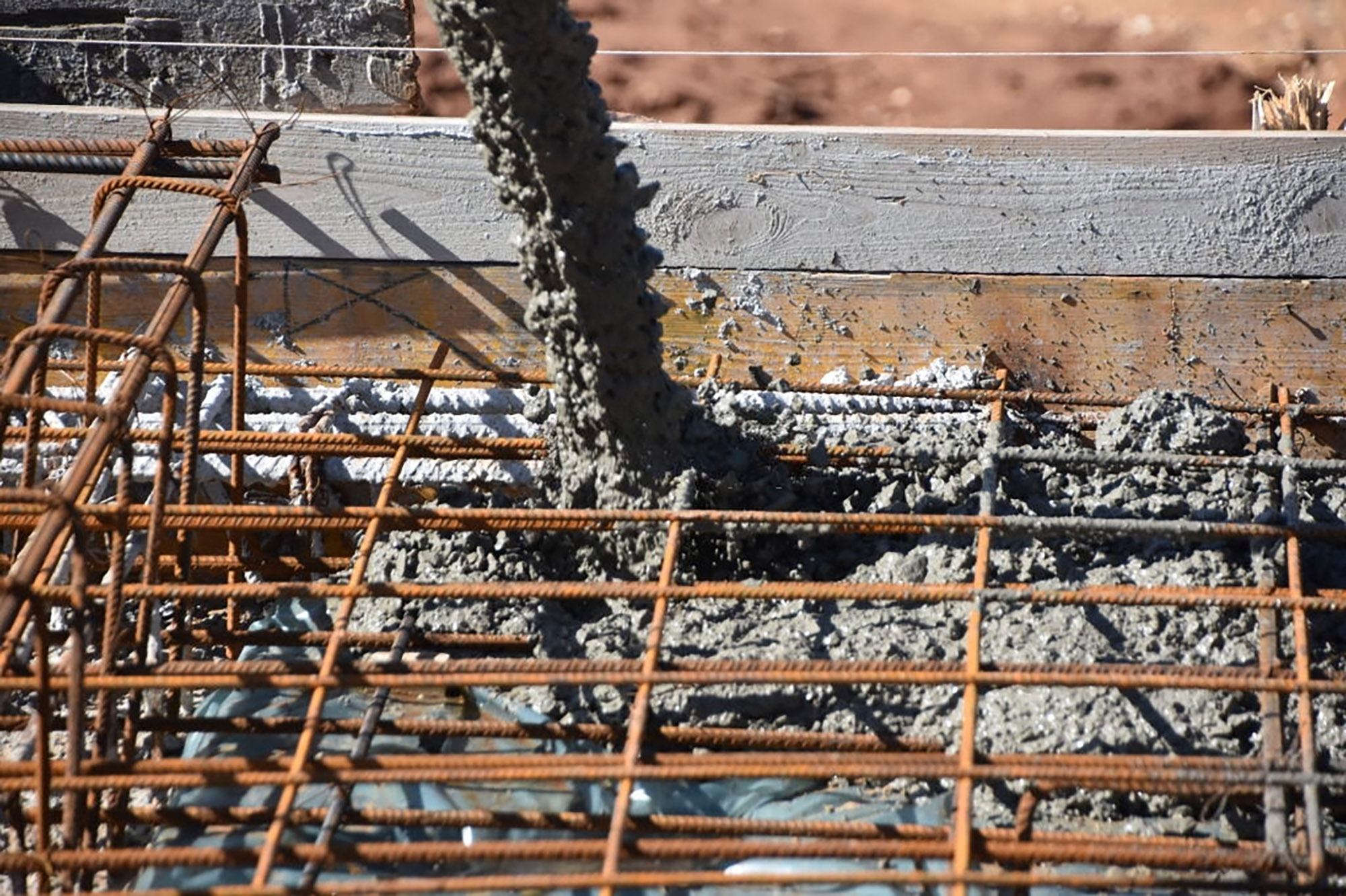 Разгрузка бетонной смеси в опалубку