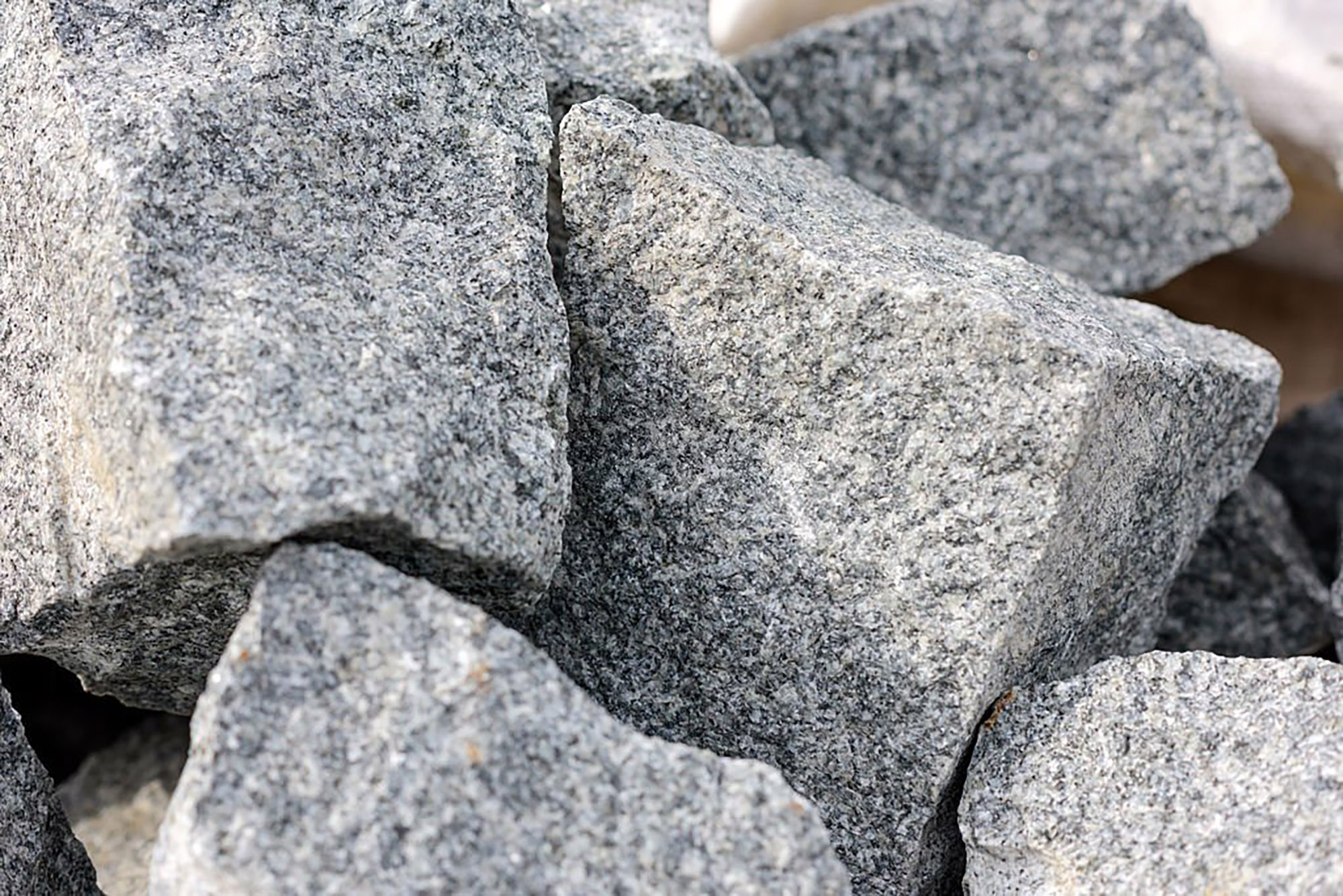 серый гранит камень
