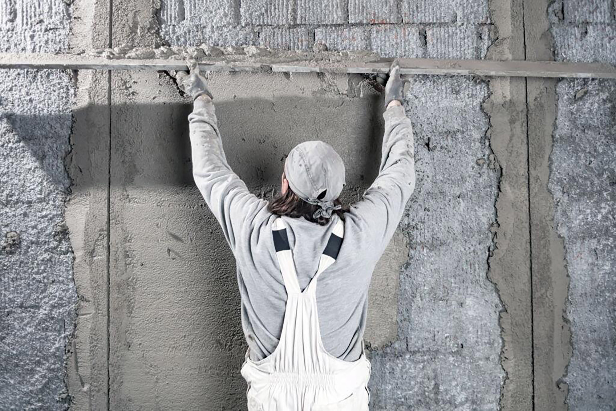 Нанесение штукатурки стен жидким цементным раствором М200