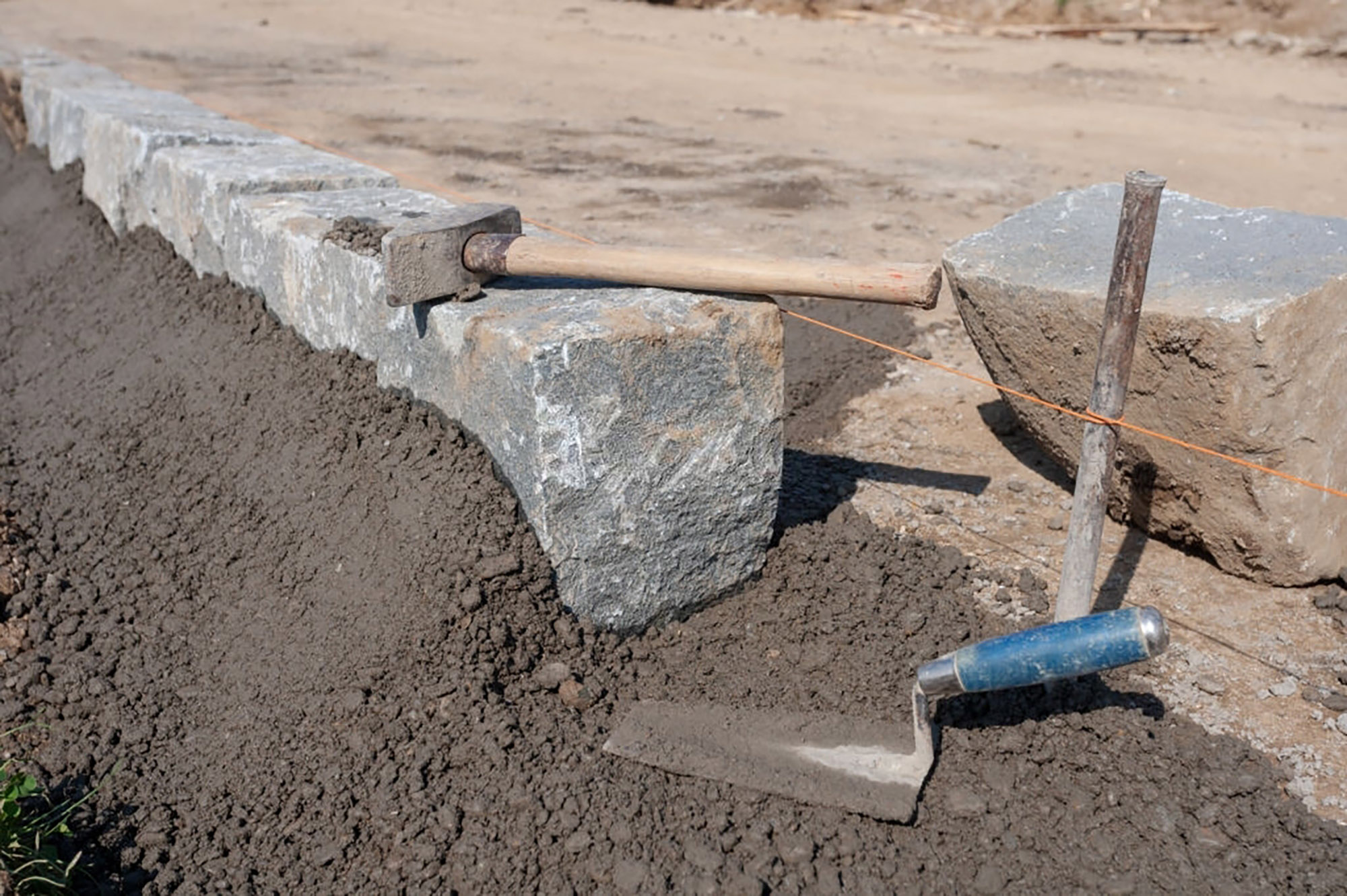 Тощий бетон марки М150 и бордюрный камень гранит
