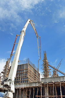 бетононасос подает бетон на этаж