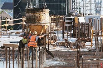 рабочие заливают плиту перекрытия