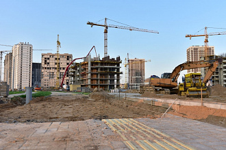 Строительство монолитной многоэтажки с помощью привоза смеси миксером и подача бетононасосом АБС 62 метра