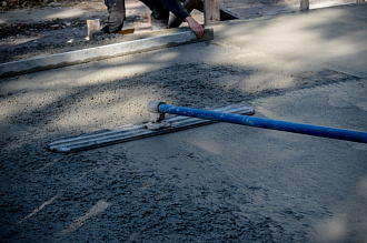 Бетонные работы гладилкой для жидкого бетона