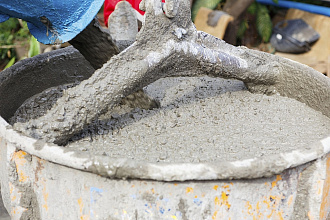заливка готового бетона в бадью