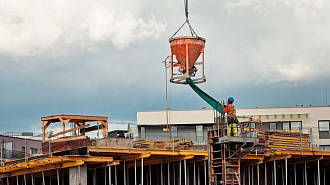 доставка готовой бетонной смеси на высоту бадьей