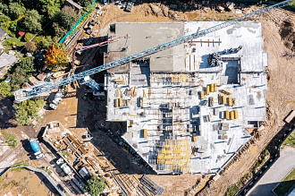 Заливка плиты перекрытия товарным бетоном М350 В25 бетононасосом строительство торгового центра в Москве