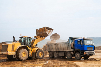 погрузка строительного песка в самосвал